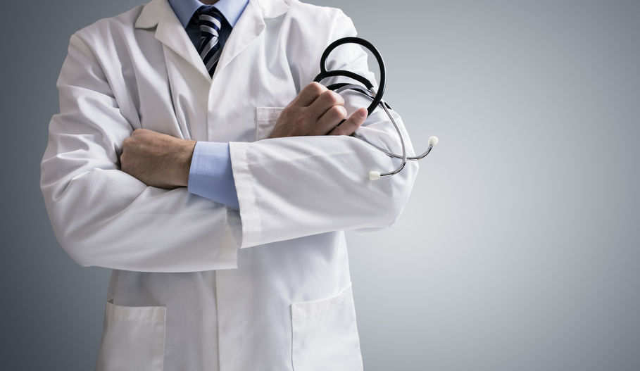 doctor holding a stethoscope with arms crossed. image being used to illustrate how important it is to know what is important to your hospital when choosing a locum tenens hospitalist and why you should work with sonoran hospital medicine, plc, scottsdale's locum tenens hospitalist practice